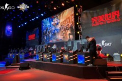 官方主持人Yinsu双语流利采访，获海外网友称赞“专业”。